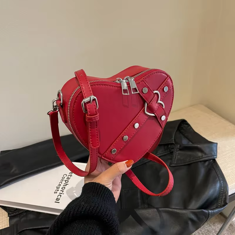 Vintage Y2K petite chaîne Rivet sac à bandoulière en forme de coeur sac à main rouge en cuir PU gothique sac
