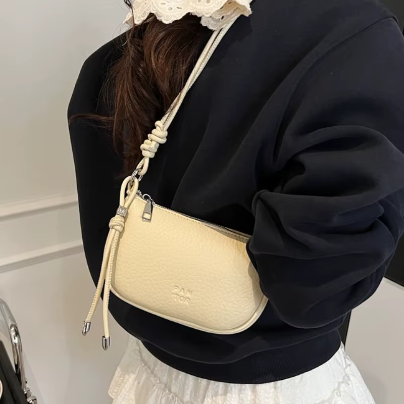 Le sac à bandoulière pour femme est à la mode