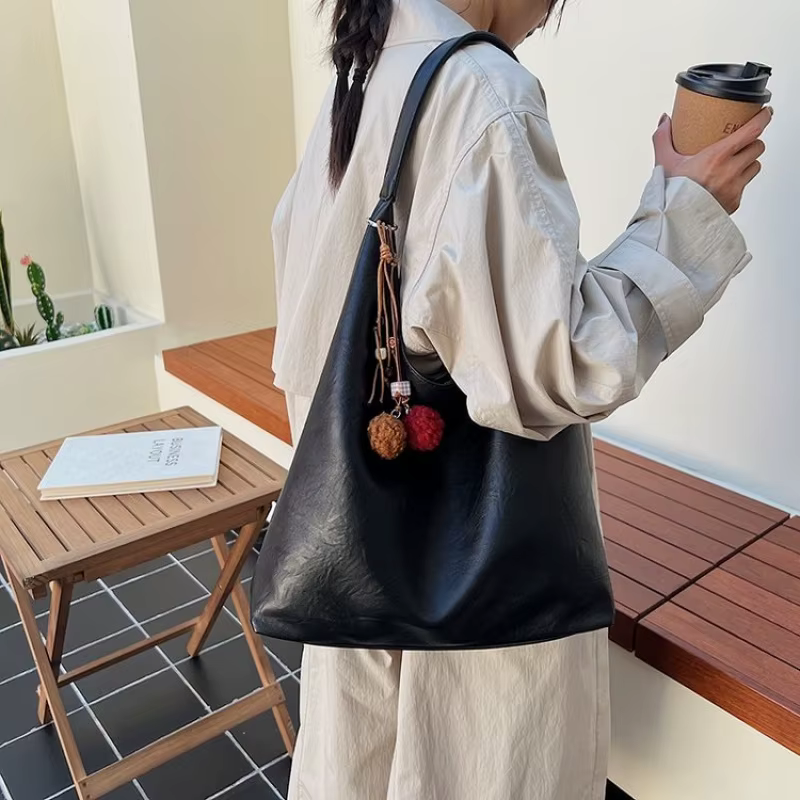 Sac à bandoulière à la mode pour femmes fabriqué en cuir fin avec charme minimaliste et matériau résistant à l'eau