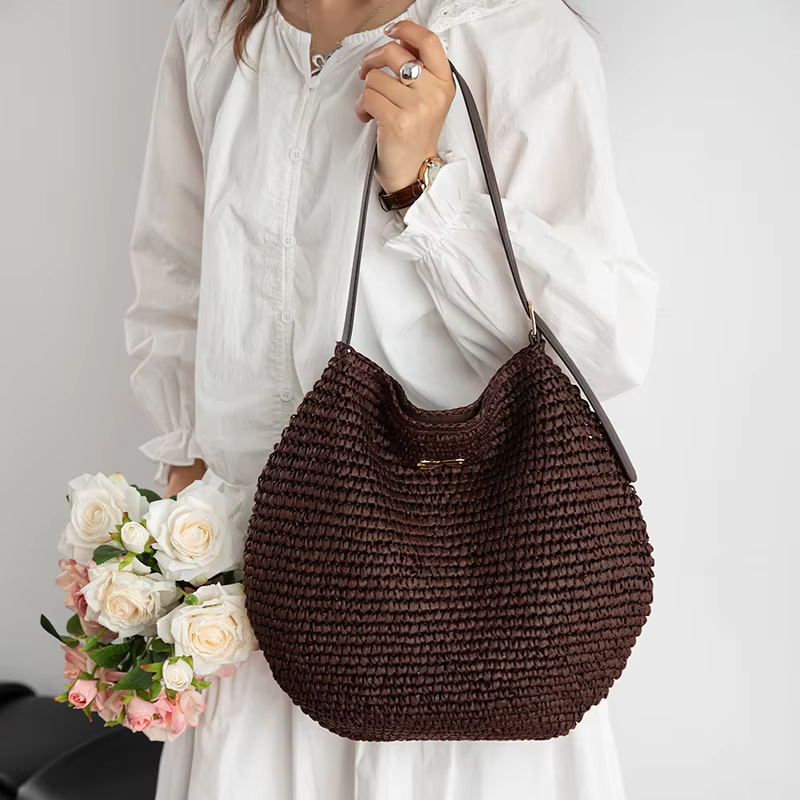 Sac à bandoulière en paille de raphia tressé