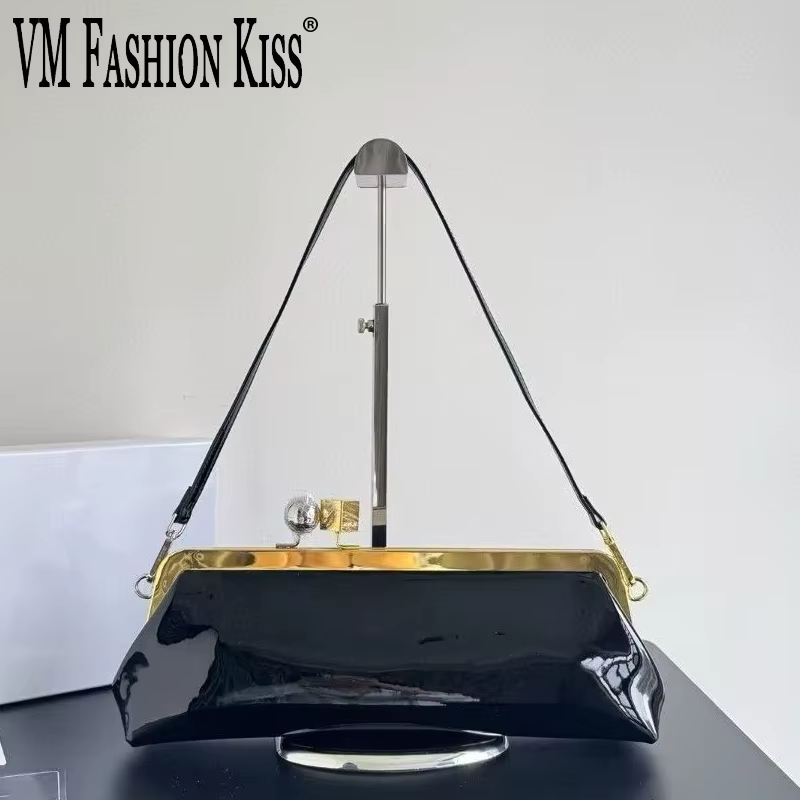 Pochette longue en cuir verni avec bandoulière détachable