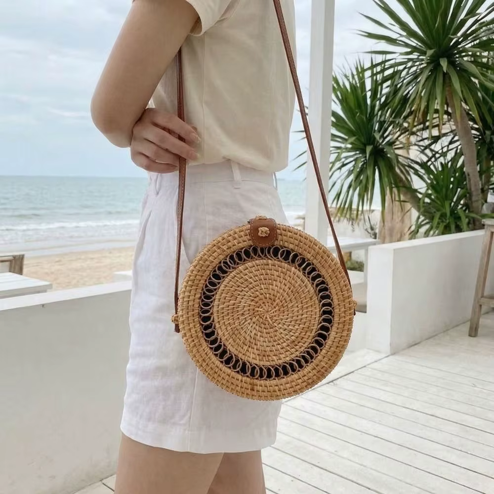Sac bandoulière rond ajouré en rotin tressé style bohème tendance