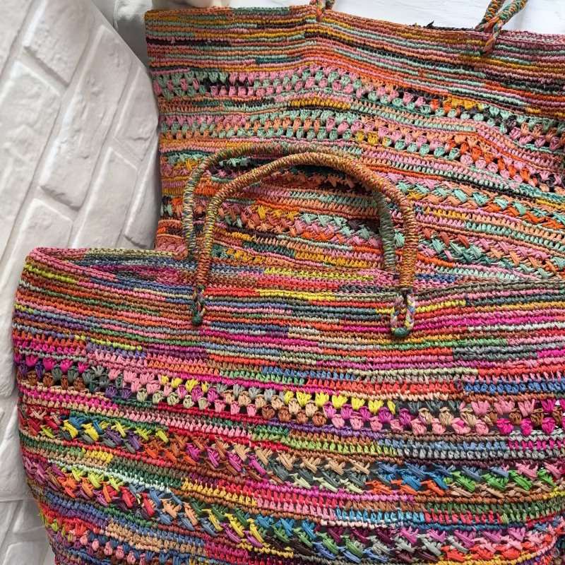 Sac à main en raphia coloré tissé à la main