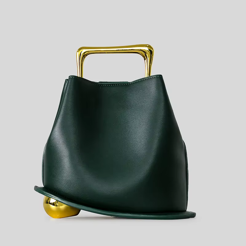 Sac seau irrégulier pour femme en cuir doré métallisé avec base en boule dorée