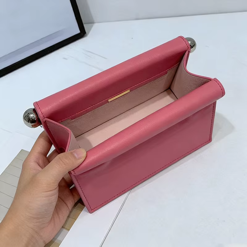 Pochette tendance pour femmes avec bord roulé