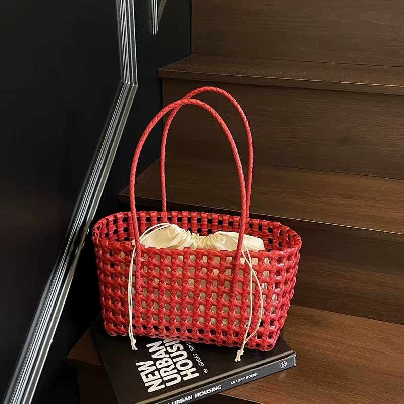 Sac Panier Bohème Coloré en PVC Tressé Grande Capacité 2-en-1 Sac à Main et Sac à Bandoulière pour Vacances et Trajets Quotidiens – 5 Couleurs au Choix