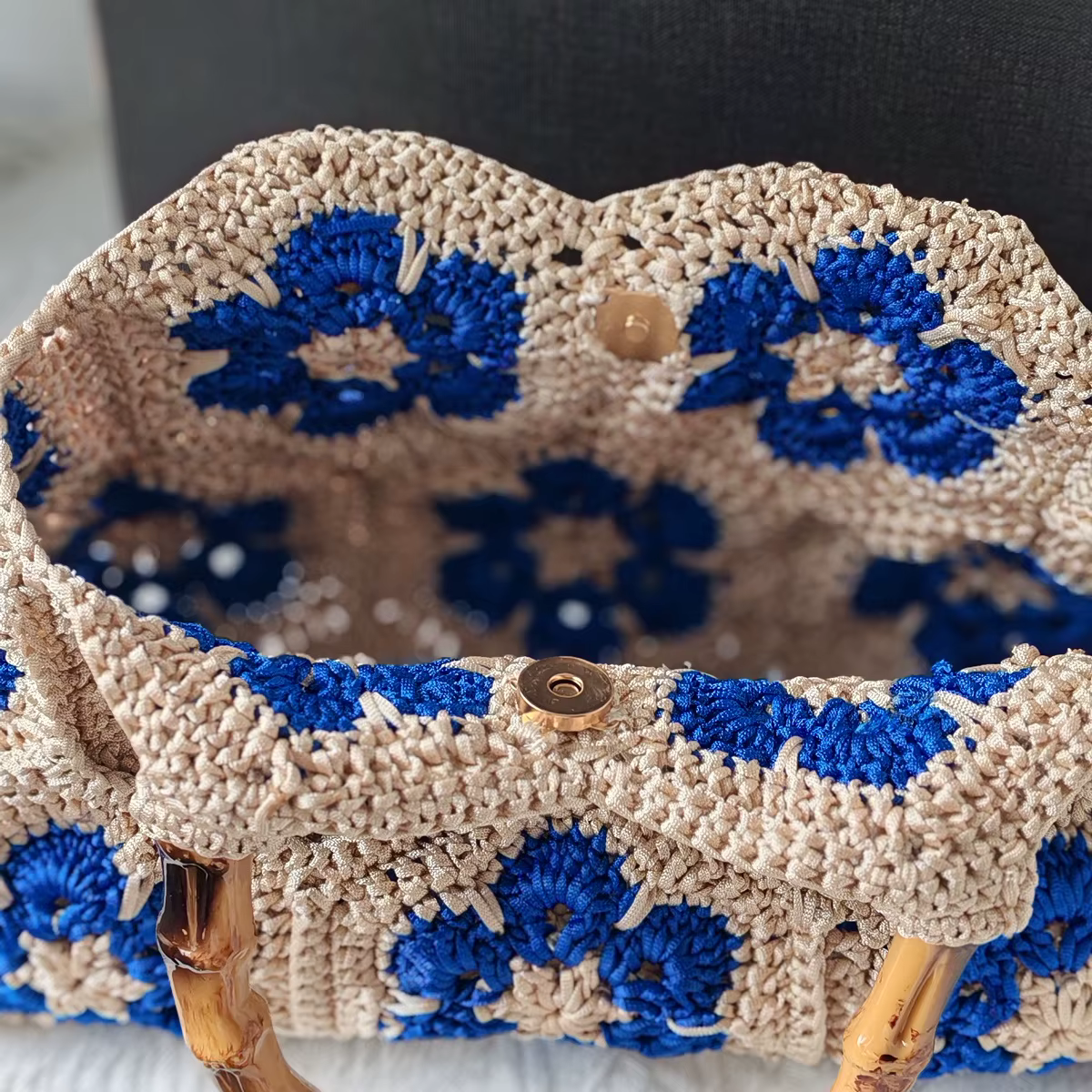 Sac en crochet floral tissé à la main avec une belle poignée – Sac fourre-tout rétro style Granny Square pour femme