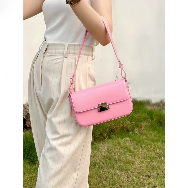 Sac à bandoulière pour femme au design urbain minimaliste luxueux