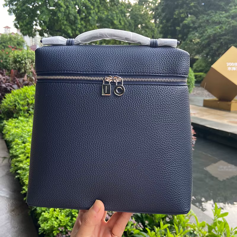 Sac à bandoulière en cuir de vachette pleine fleur avec boucle argentée