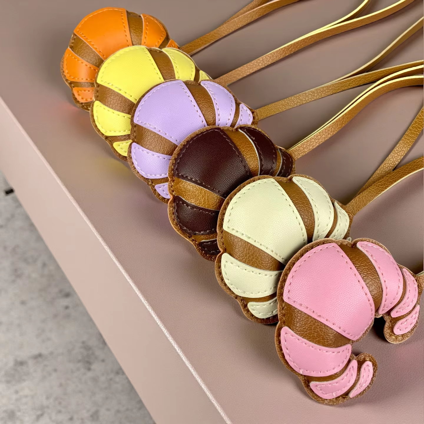 Breloque de sac croissant vibrante-un tableau de chic parisien en 6 couleurs appétissantes-cuir PU-cadeau idée pour femmes/enfants/accessoire de sac