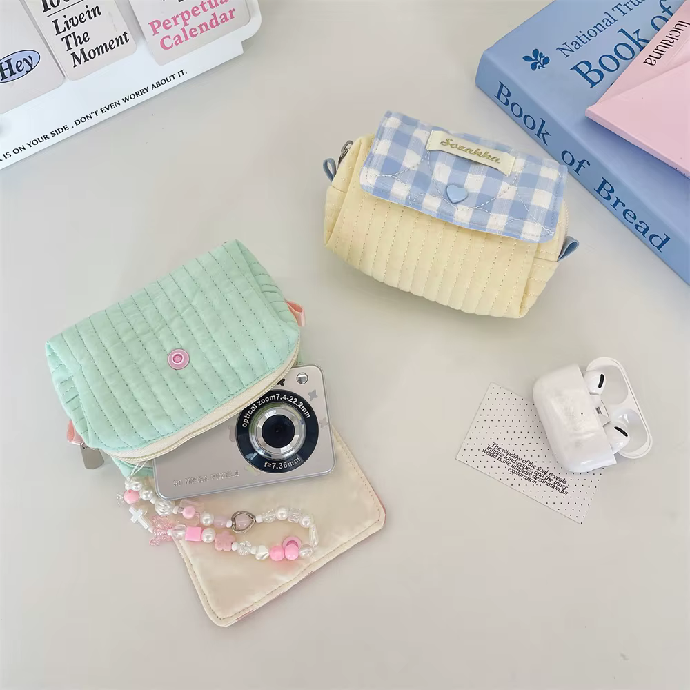 Pochette de maquillage verticale matelassée verte avec boucle rose