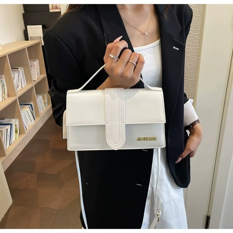 Sac à langer fourre-tout tendance et élégant : Sac à main pour femme avec logo de créateur de luxe et style vintage unique
