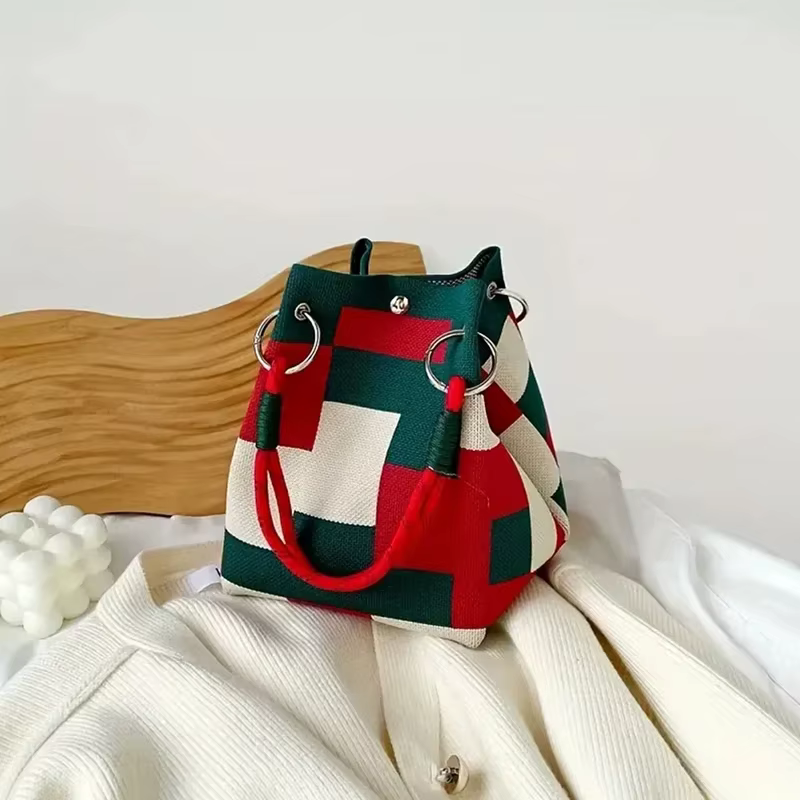Ce sac à main rétro en tricot multicolore est simple et coloré