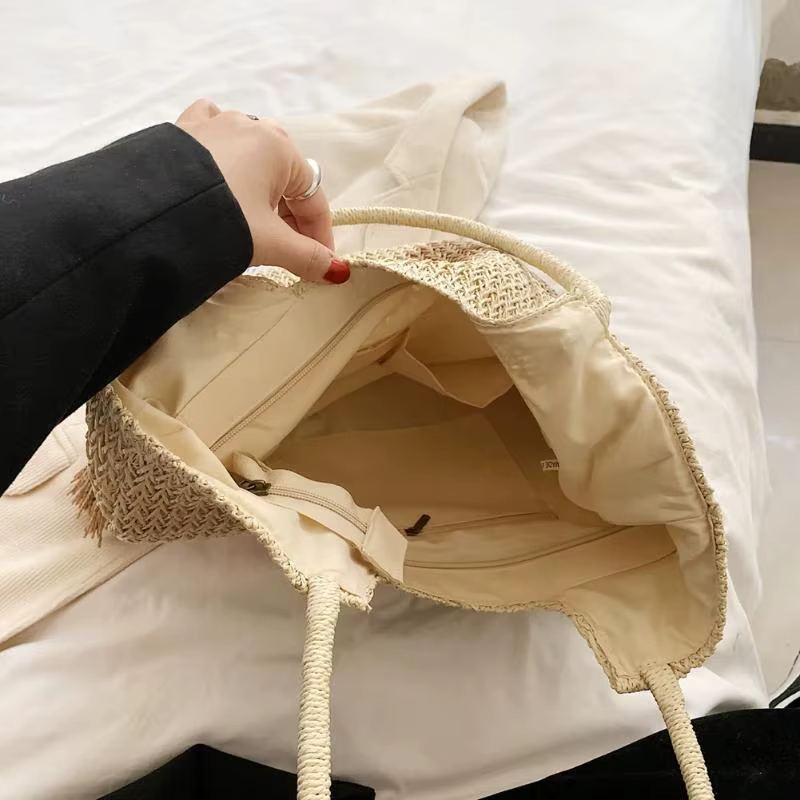 Sac fourre-tout tissé à la main en paille avec pompons
