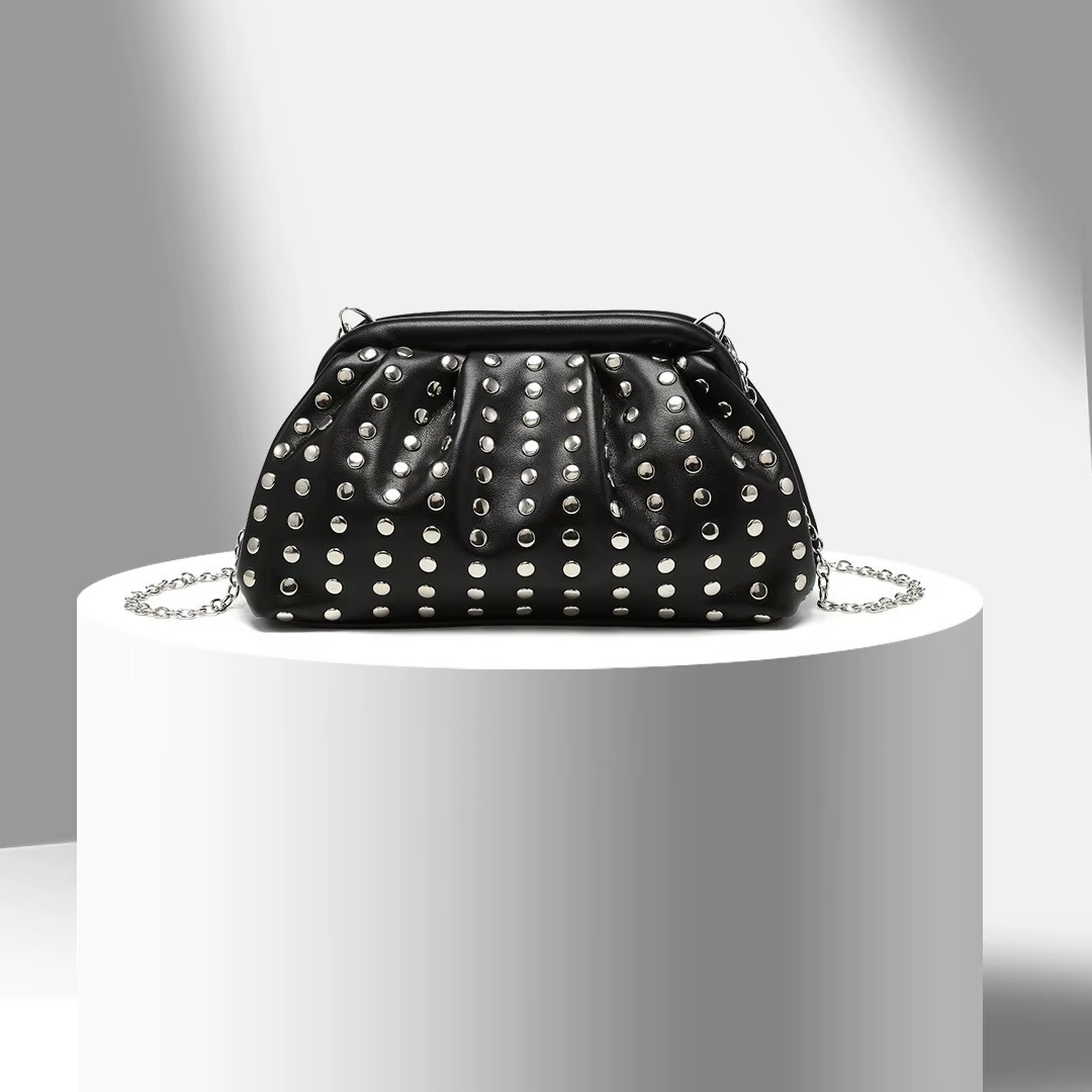 Sac à rivets Design de niche Sac à coque punk Sac nuage