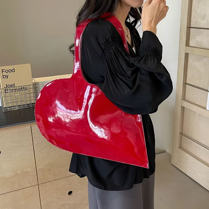 Sac à main brillant en forme de cœur