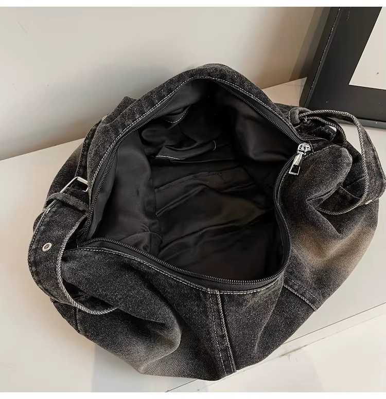 Sac fourre-tout en jean vieilli style vintage pour femme avec accents cloutés
