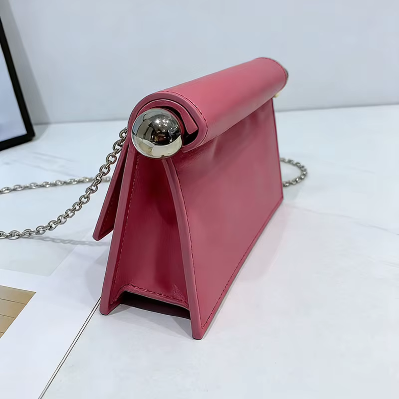 Pochette tendance pour femmes avec bord roulé