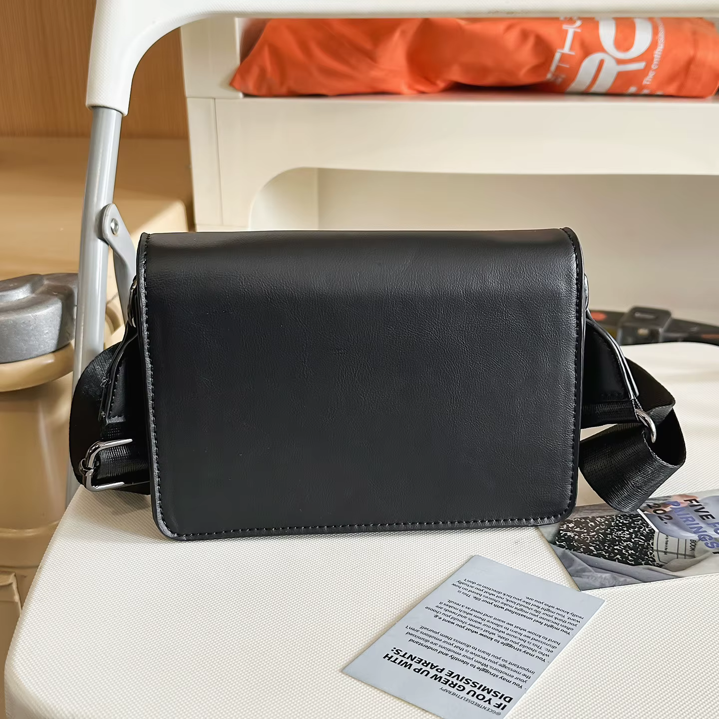 Sac à bandoulière minimaliste noir à rabat pour hommes et femmes