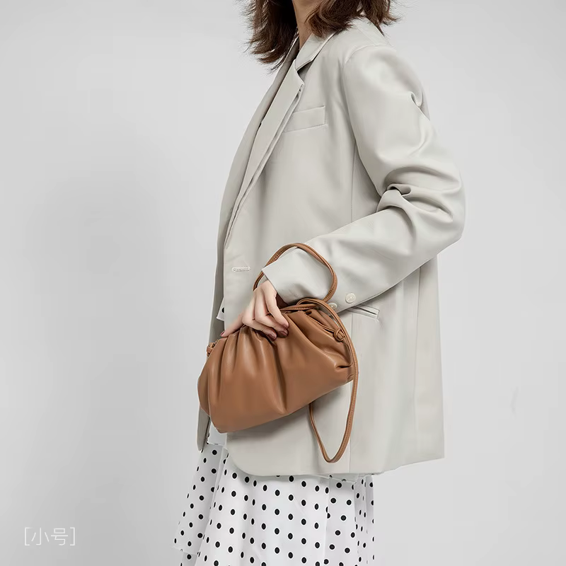 Sac nuage froncé bordeaux chic pour femme, sac à bandoulière type dumpling