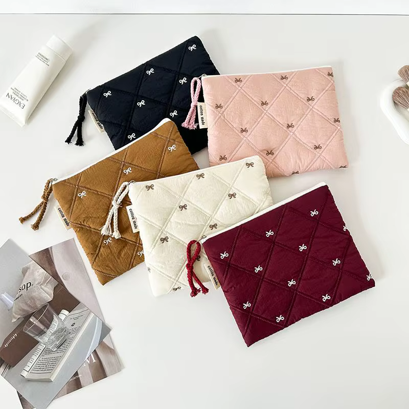 Pochette à cosmétiques matelassée avec nœud brodé