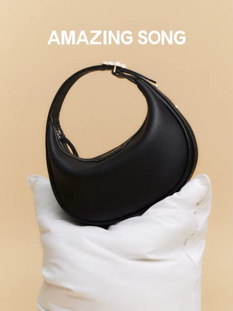 Petit Sac Song Demi-Lune, Objets