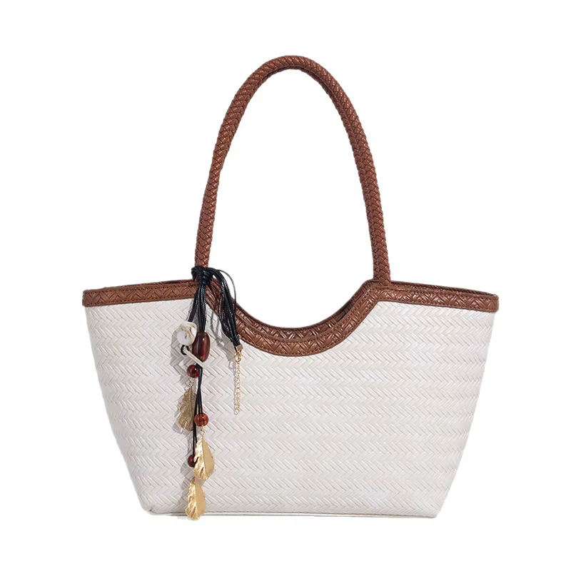 Sac fourre-tout tissé marron avec breloques