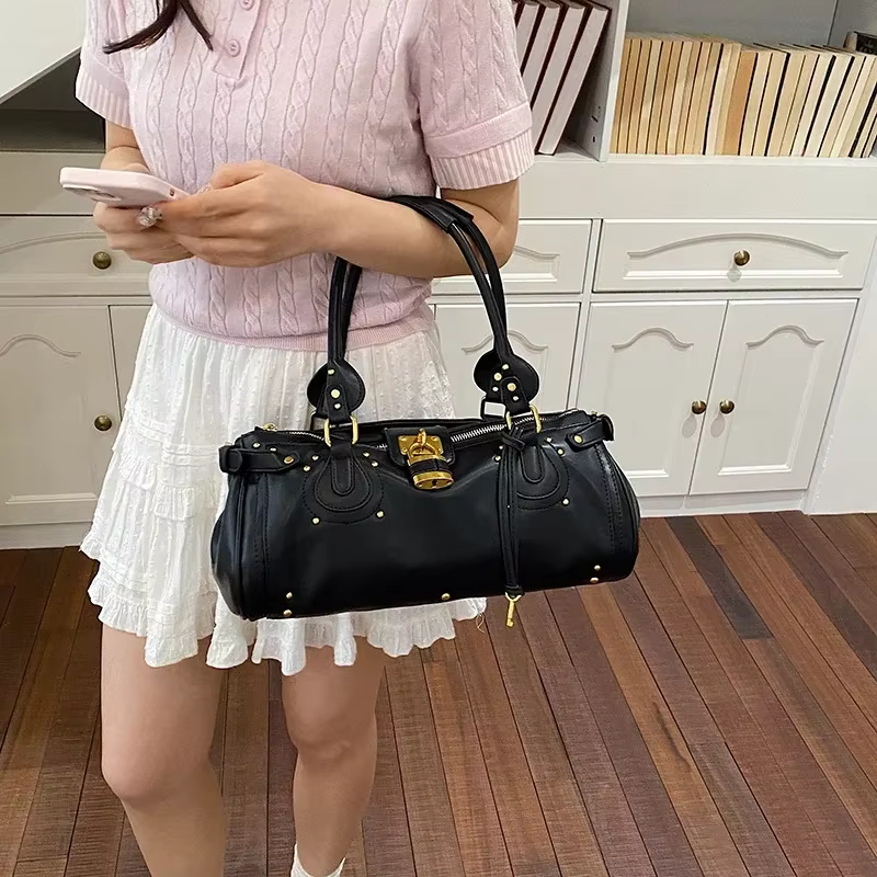 Sac à bandoulière pour femme avec fermeture éclair au design célèbre