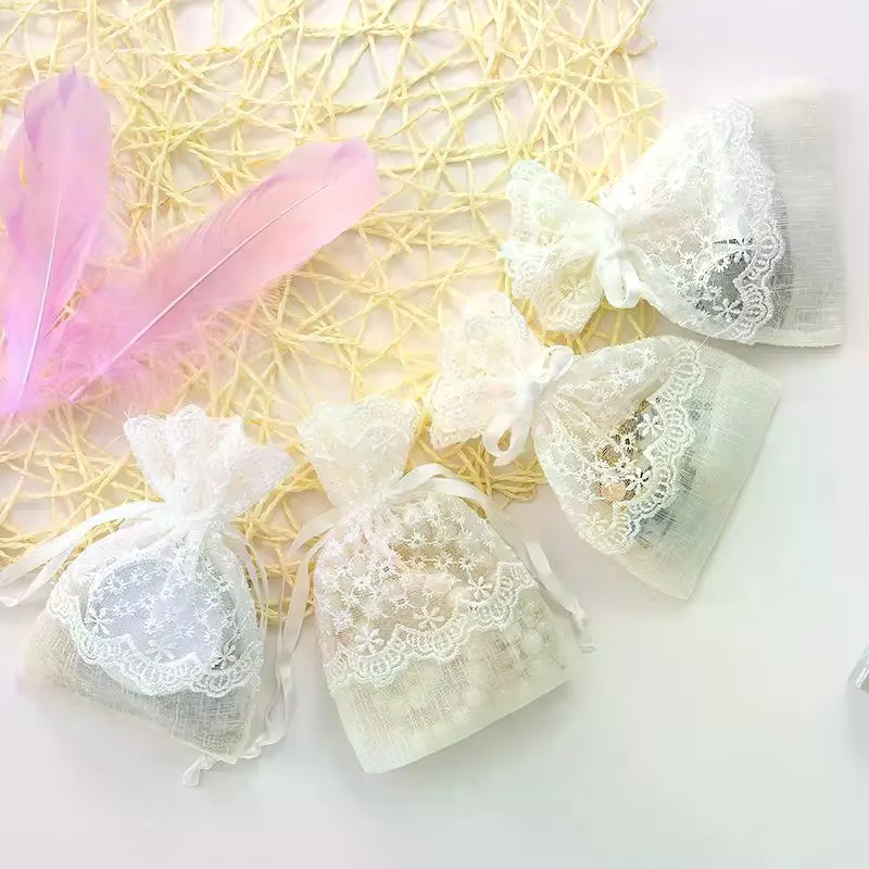 Sac cadeau blanc réutilisable en gaze et dentelle avec cordon de serrage pour le rangement