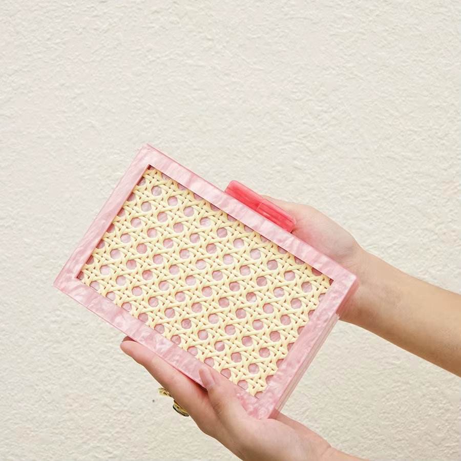 Pochette carrée à texture marbrée ajourée, style vacances, avec chaîne