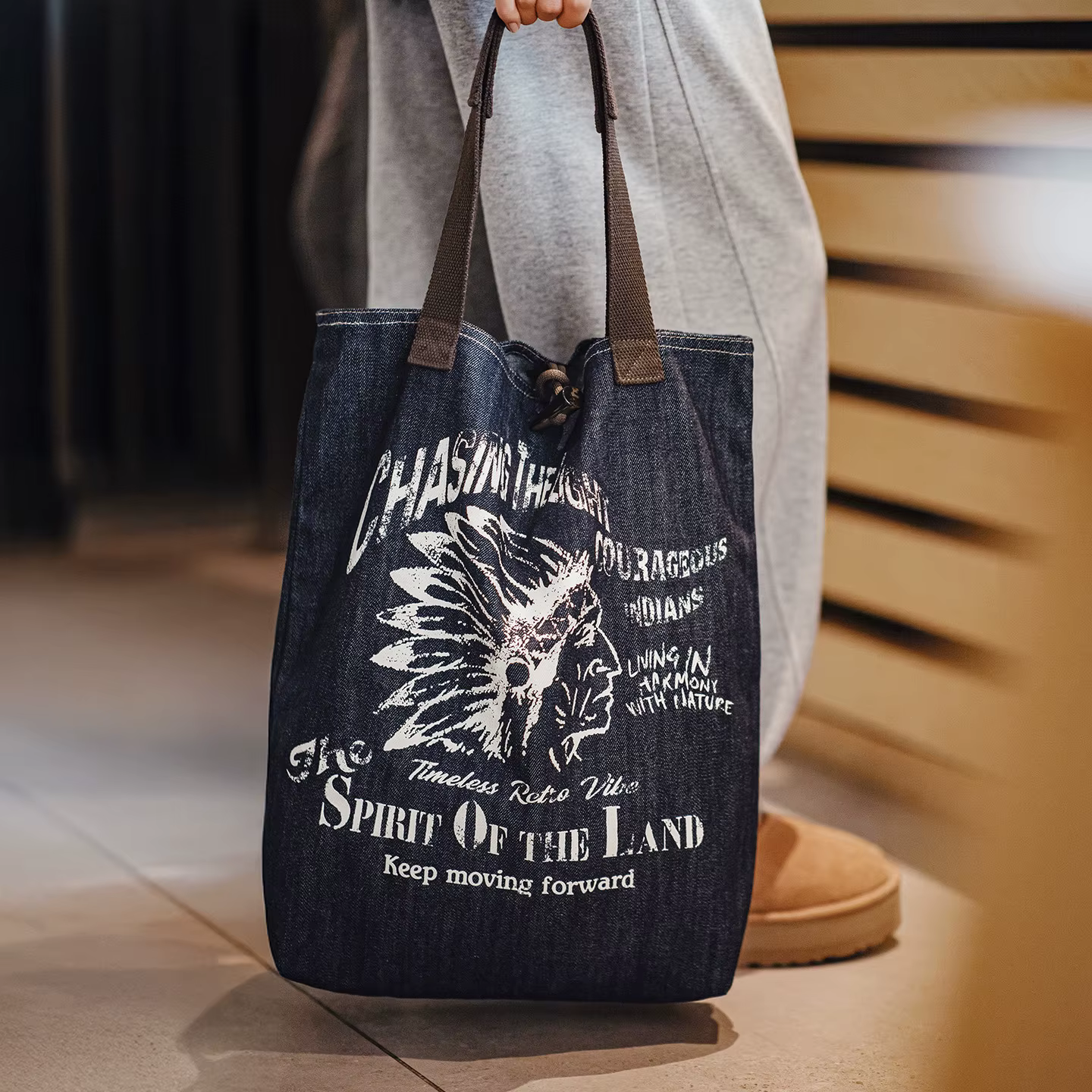 Maden Sac fourre-tout en denim vintage pour femme Grand sac à main à bandoulière décontracté imprimé totem indien Sac de transport quotidien bleu délavé à bascule