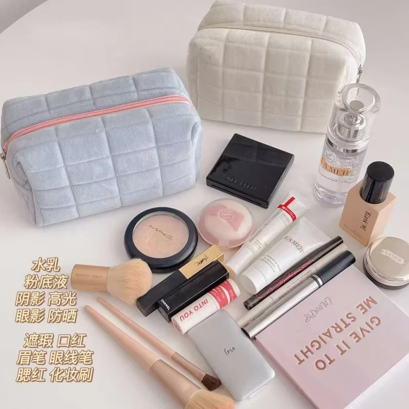 De Maquillage en Fourrure pour Femme
