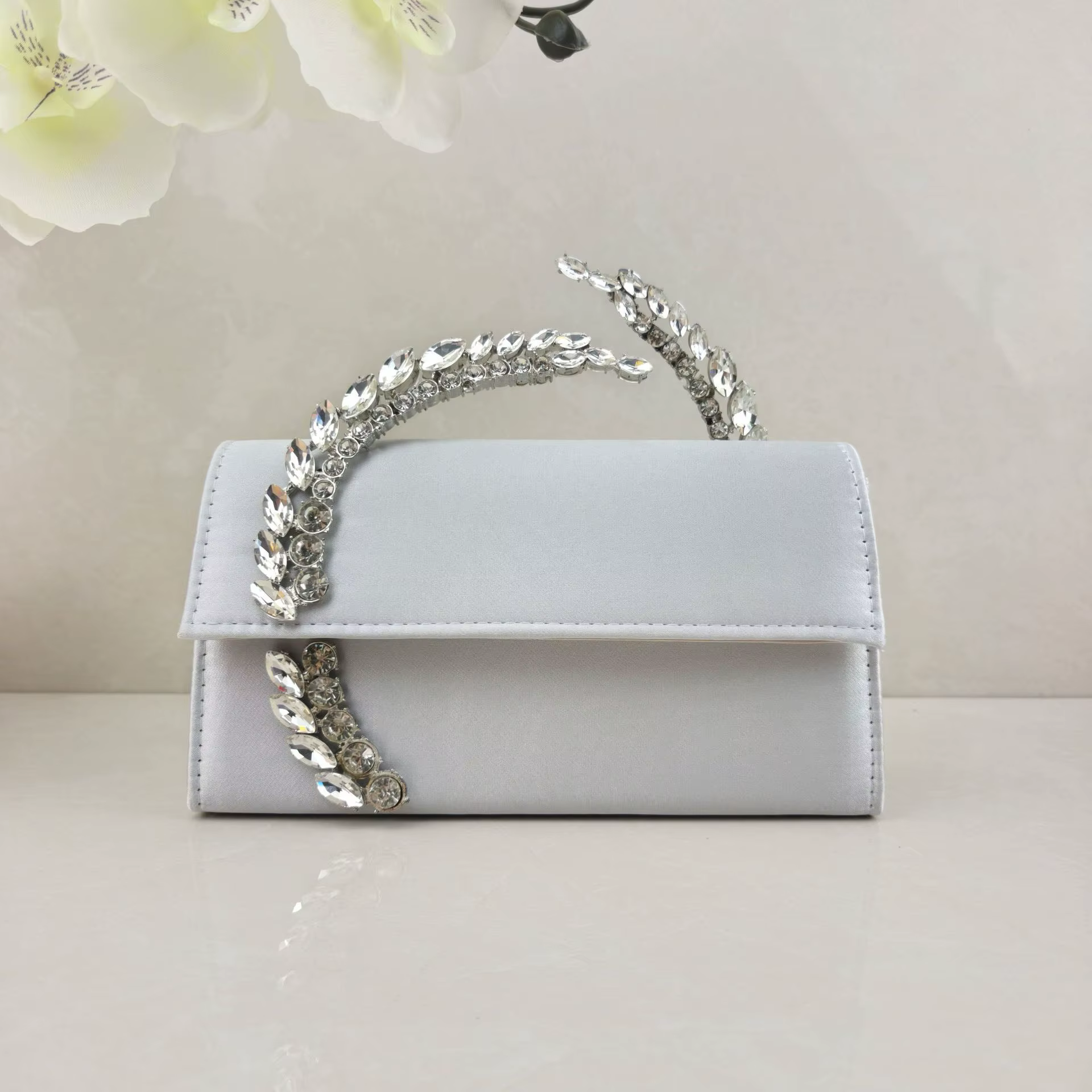 Sac à main en satin orné de diamants brillants