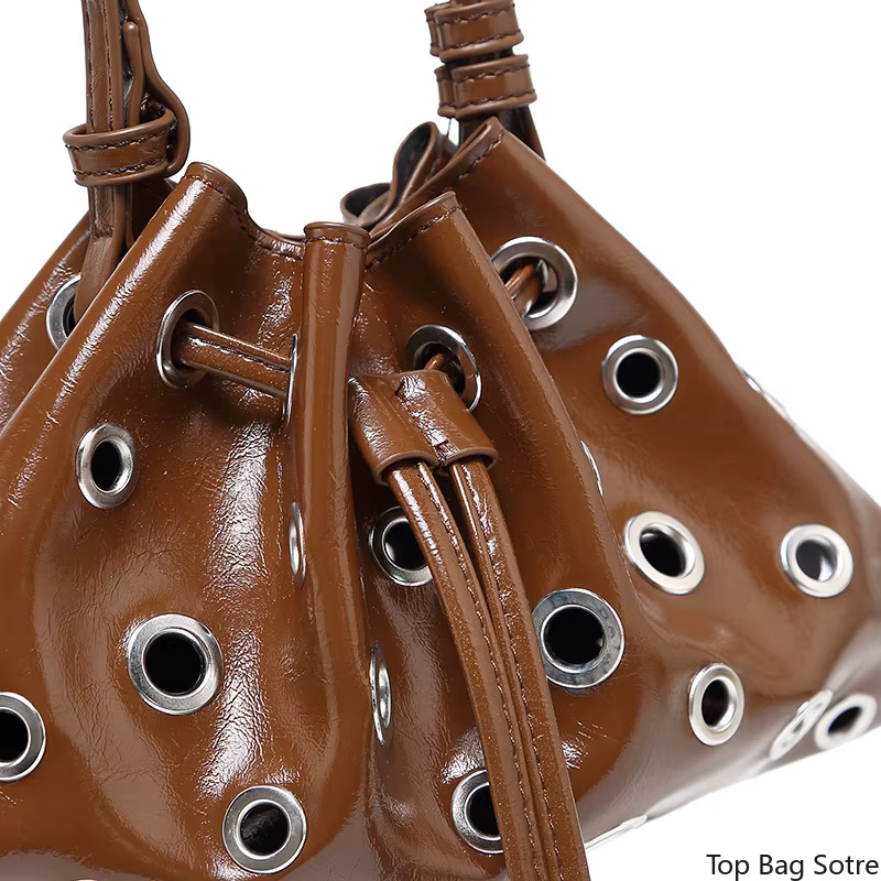 Sac seau pour femme à clous et découpes