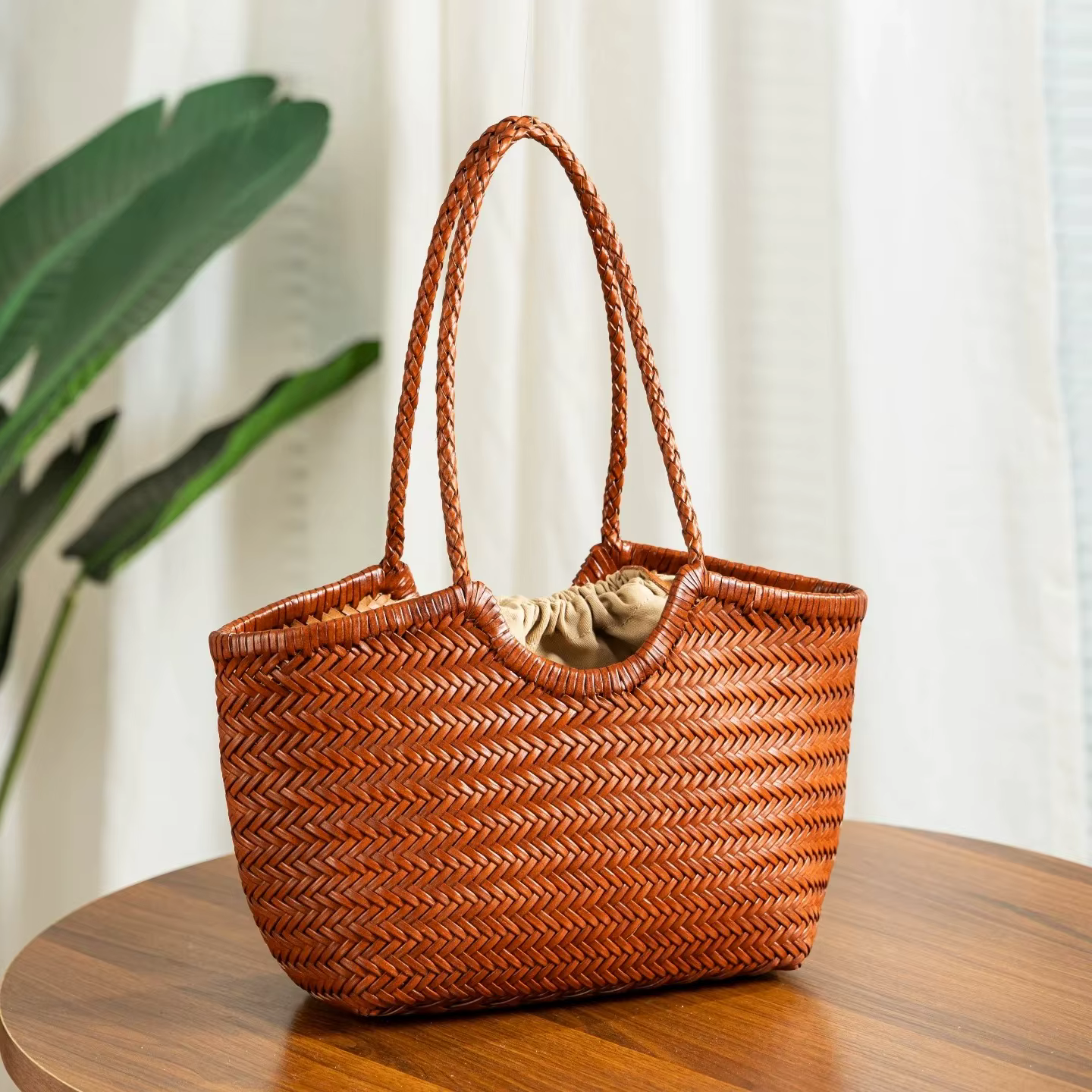Sac fourre-tout en cuir véritable tissé à la main au design luxueux