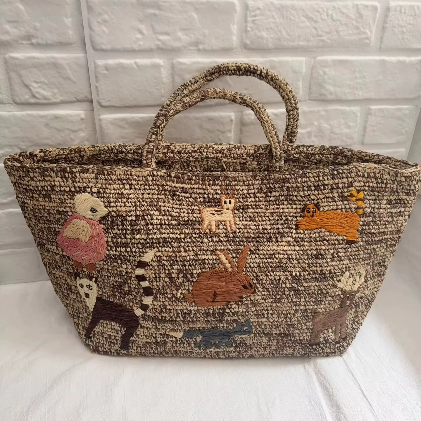 Sac fourre-tout en raphia fait main avec broderie