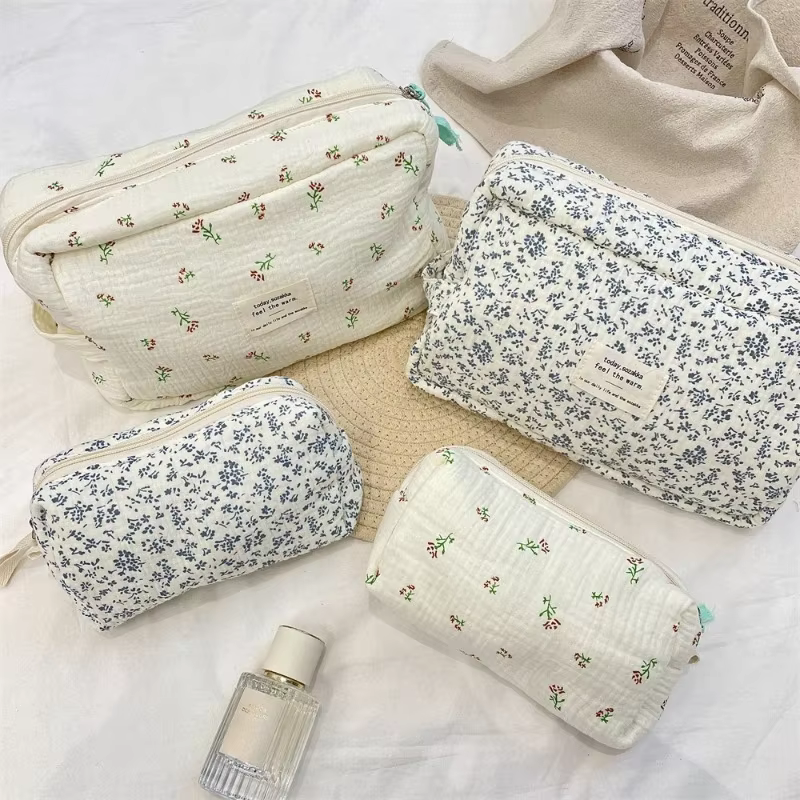 Sac à cosmétiques à fleurs bleues de grande capacité