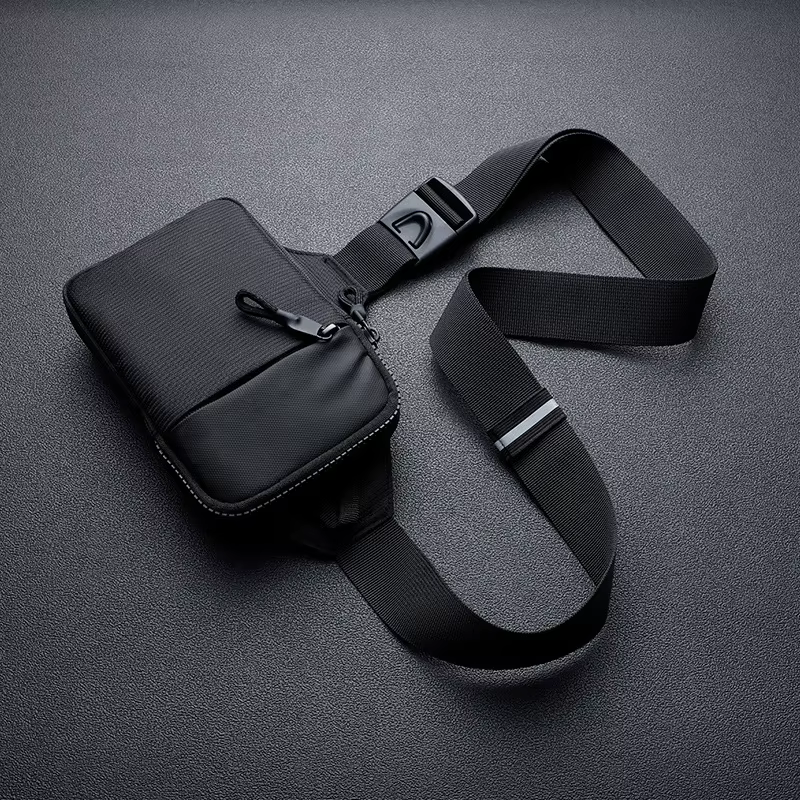 Un mini sac à bandoulière élégant pour hommes