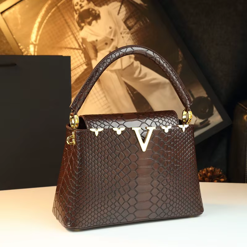 Sac à main à la mode et polyvalent avec une sensation haut de gamme. C'est un sac de niche pour les mamans d'âge moyen