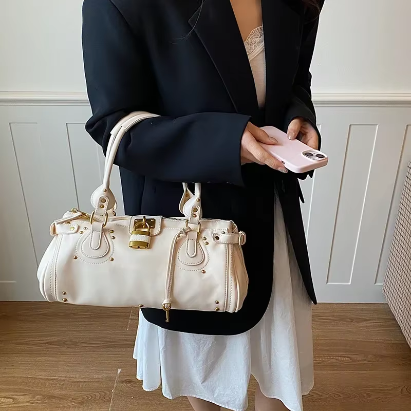 Sac à bandoulière pour femme avec fermeture éclair au design célèbre