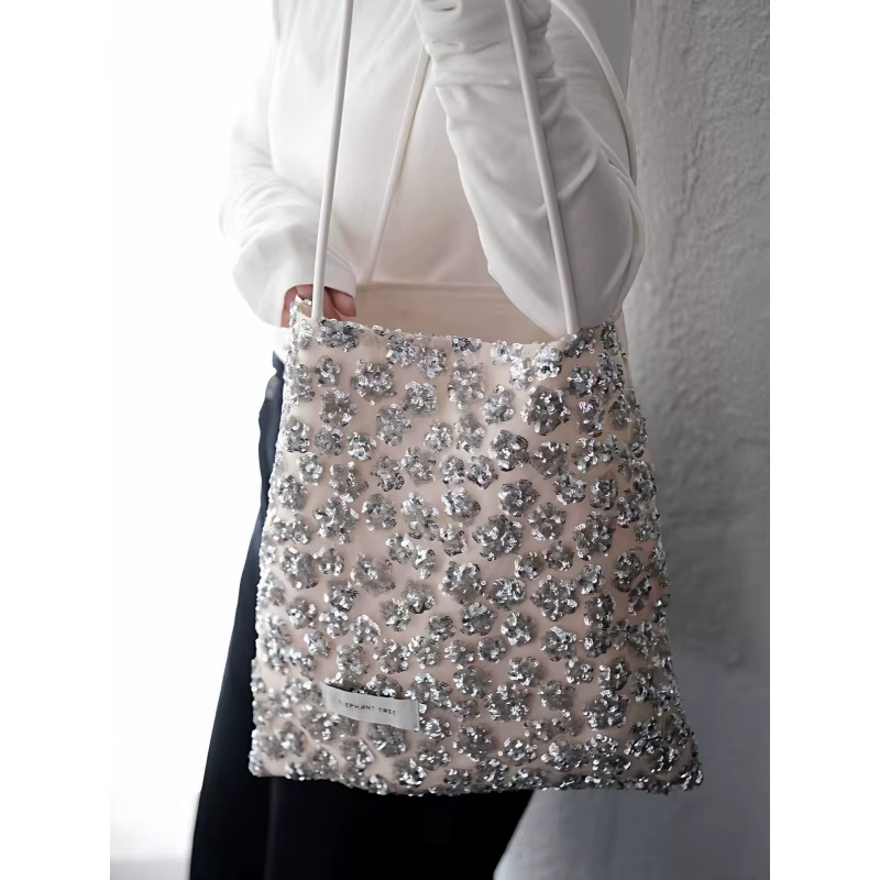 Sac à bandoulière en toile à fleurs en sequins argentés