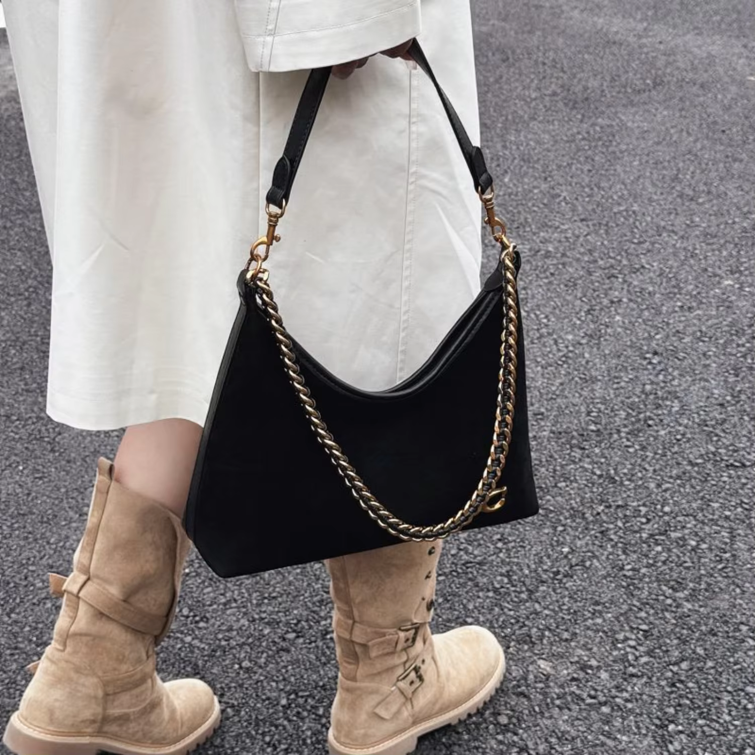 Sac fourre-tout en daim noir avec chaîne pour femme