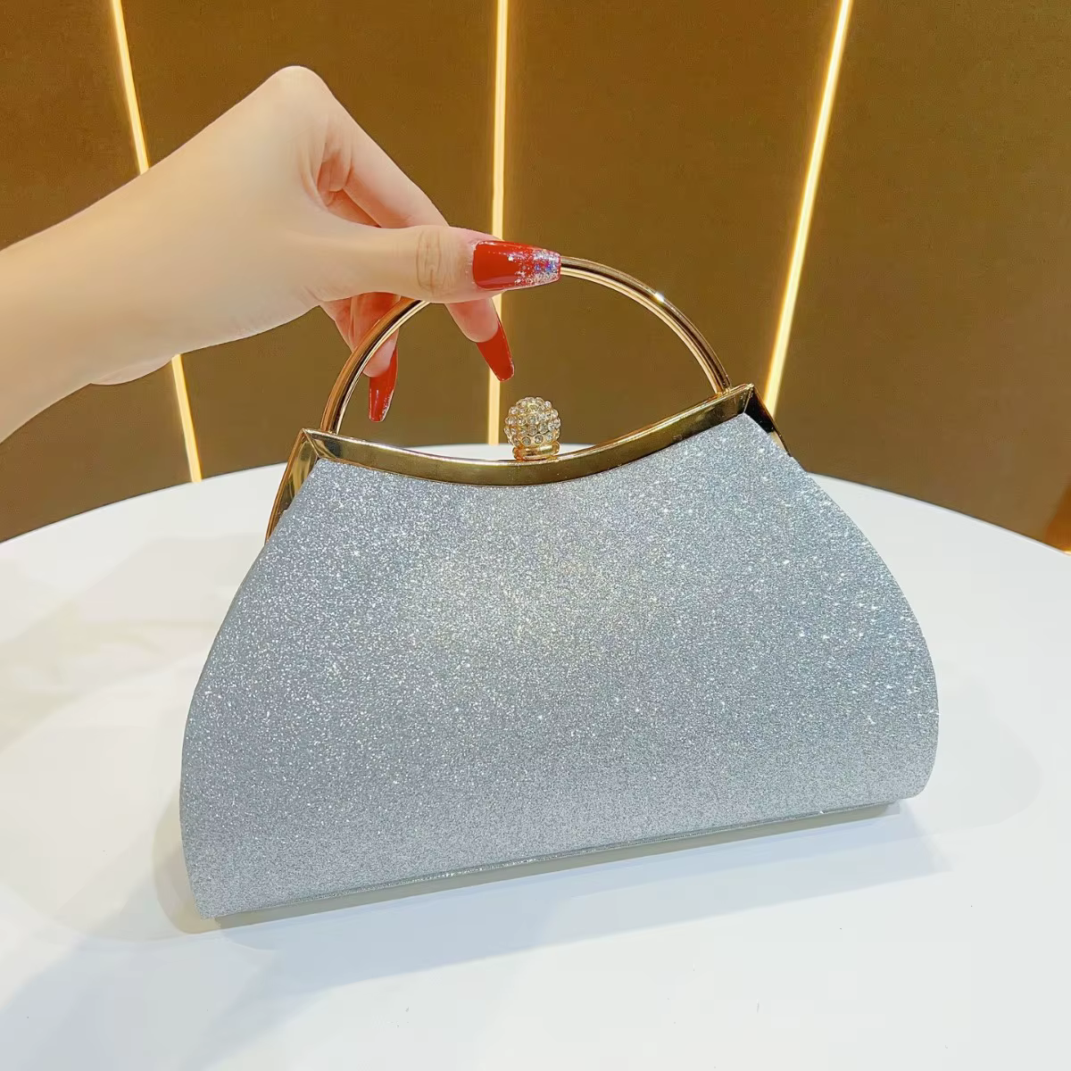 Sac à main de soirée brillant couleur champagne avec grande poignée supérieure en anneau doré