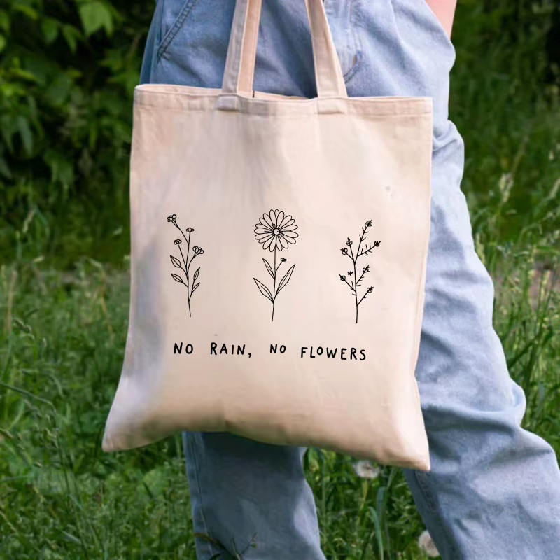 Sac fourre-tout en coton à motif floral crème et texte "No Rain No Flower"