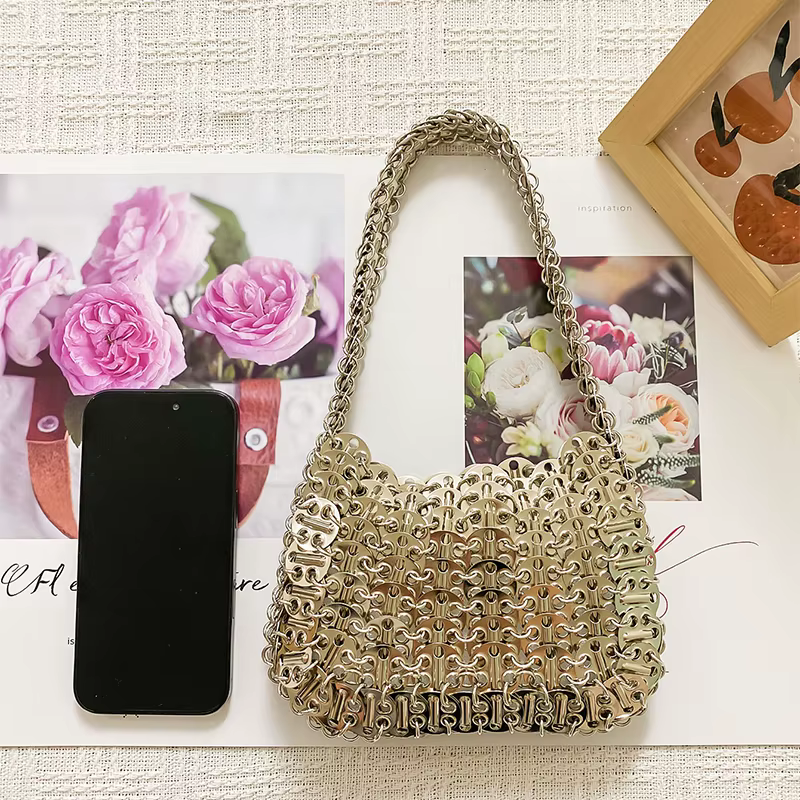 Vintage européen et américain brillant métal paillettes petit sac carré à la main perle tissage dîner sac