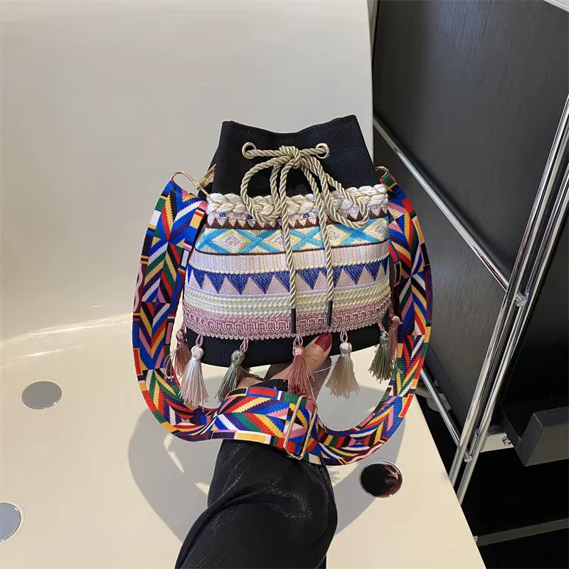 Sac seau bohème à cordon de serrage avec broderie ethnique et décorations à pompons pour les vacances