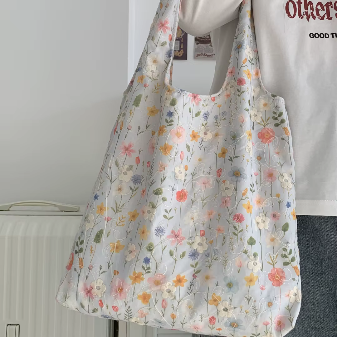 Sac à main léger brodé à fleurs