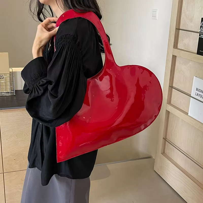 Sac à main brillant en forme de cœur