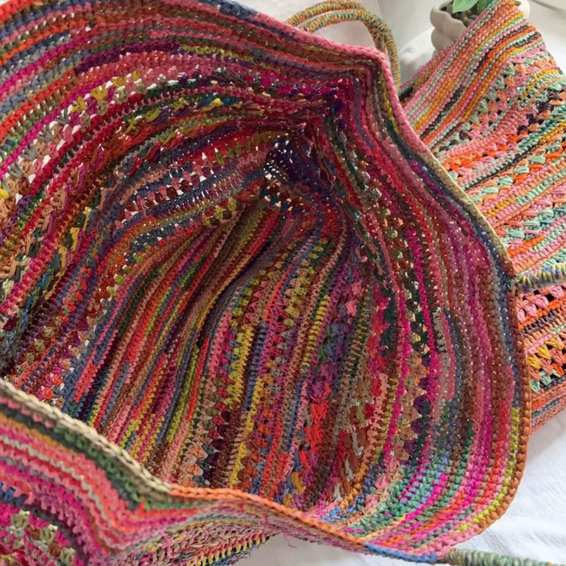 Sac à main en raphia coloré tissé à la main