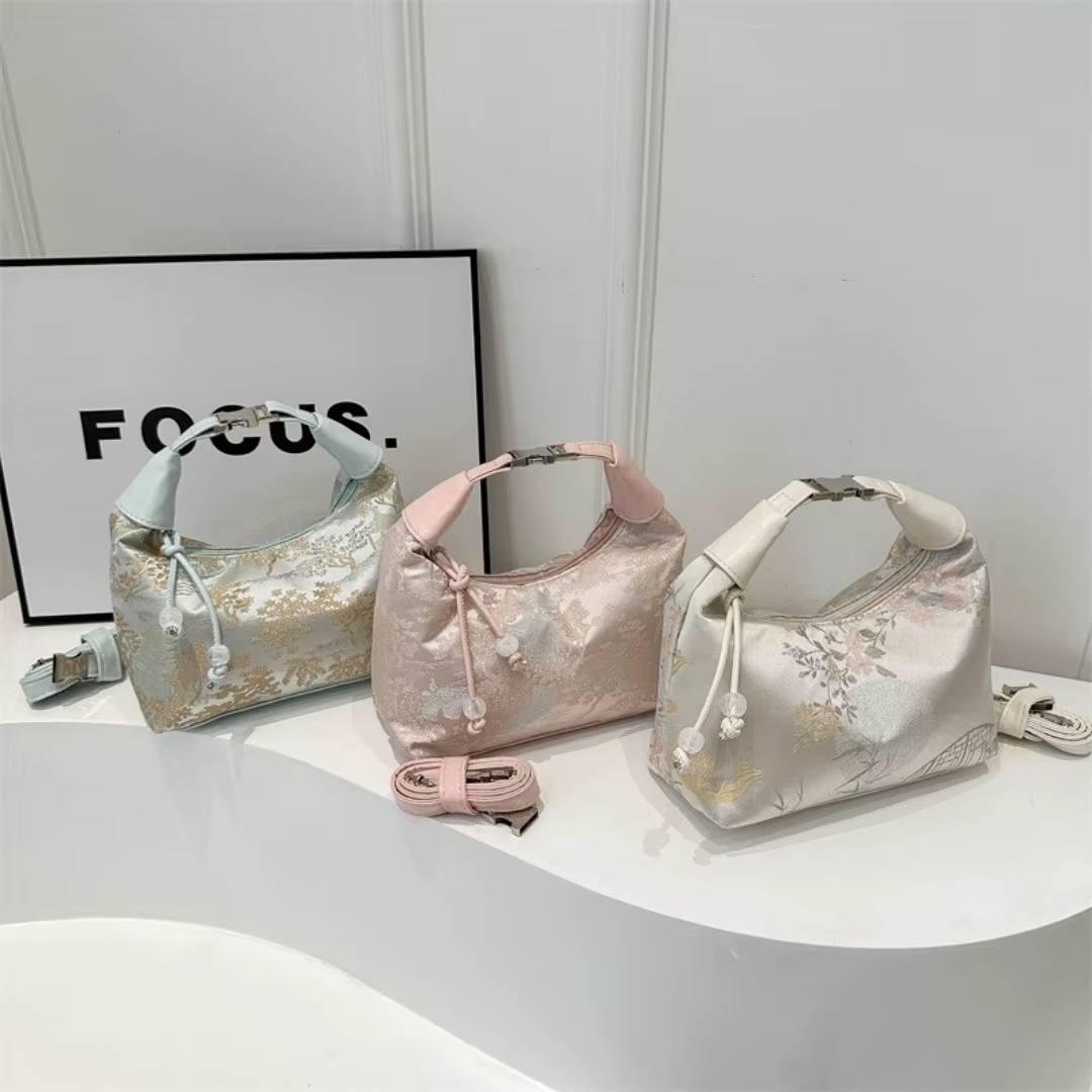 Nouveau sac fourre-tout tendance Chic sac à bandoulière brodé doux Texture en Nylon pendentif perle sac